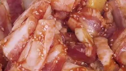 一块五花肉,简单烤出外焦里嫩,家人抢着吃(图5) 香烤五花肉做法_腌五花肉技巧_名菜家做猪肉