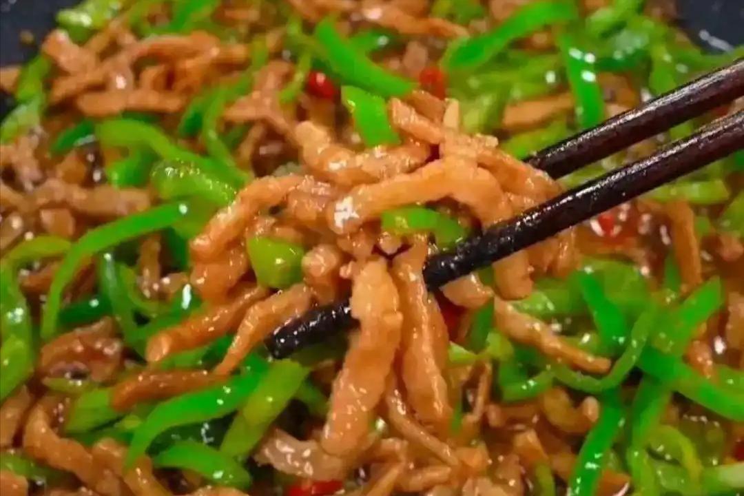 瘦肉炒不好别发愁!一招妙计,香嫩不柴无腥气,配菜随心超下饭(图4) 名菜家做猪肉_炒瘦肉技巧_去腥炒瘦肉方法