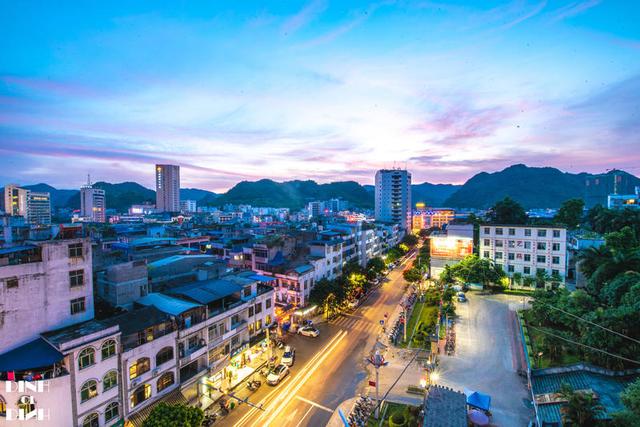 中越边境的美食街 不出国门就能尝到越南风味美食(图1) 凭祥美食街 夜市 中越美食_广西卫视吃货日记 凭祥烤猪在哪