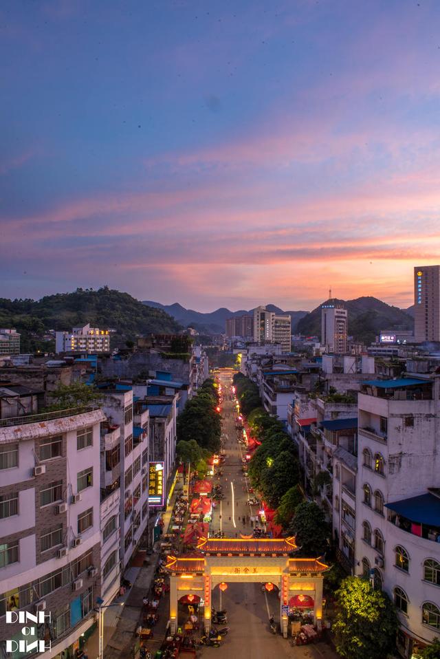 中越边境的美食街 不出国门就能尝到越南风味美食(图3) 凭祥美食街 夜市 中越美食_广西卫视吃货日记 凭祥烤猪在哪