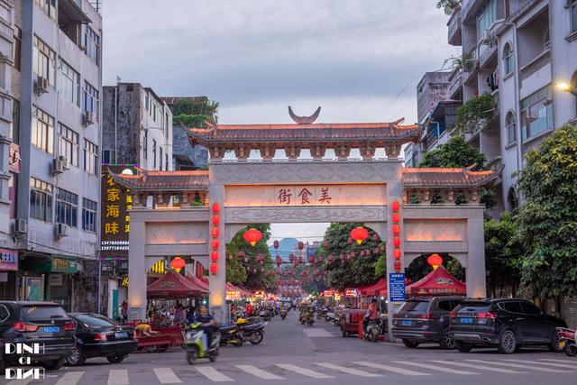 中越边境的美食街 不出国门就能尝到越南风味美食(图4) 广西卫视吃货日记 凭祥烤猪在哪_凭祥美食街 夜市 中越美食