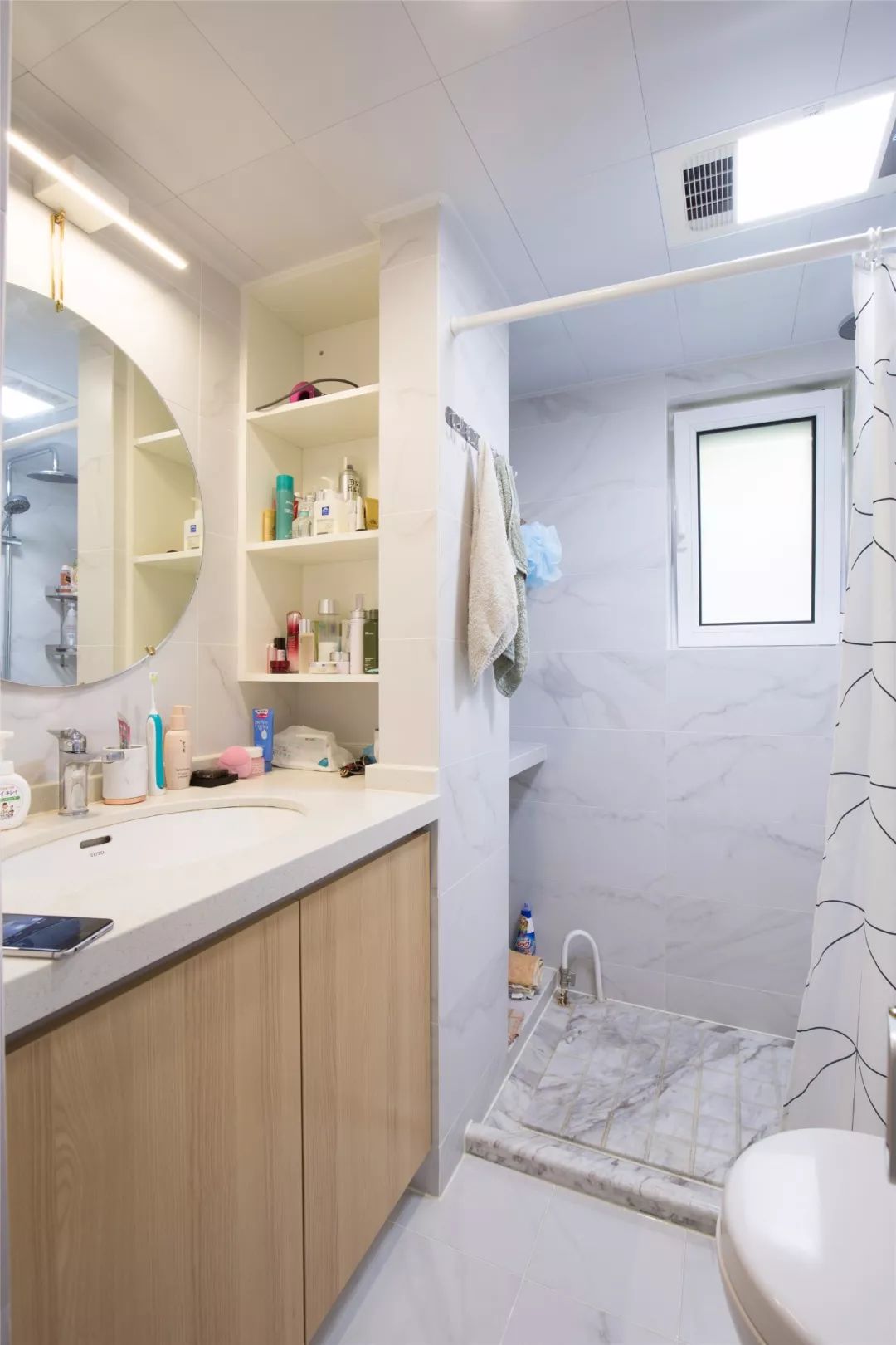 62平公寓混搭风,红砖做沙发背景墙,阳台改榻榻米,美!(图10) 小户型阳台榻榻米装修效果图_榻榻米地台改造_混搭风小户型单身公寓设计