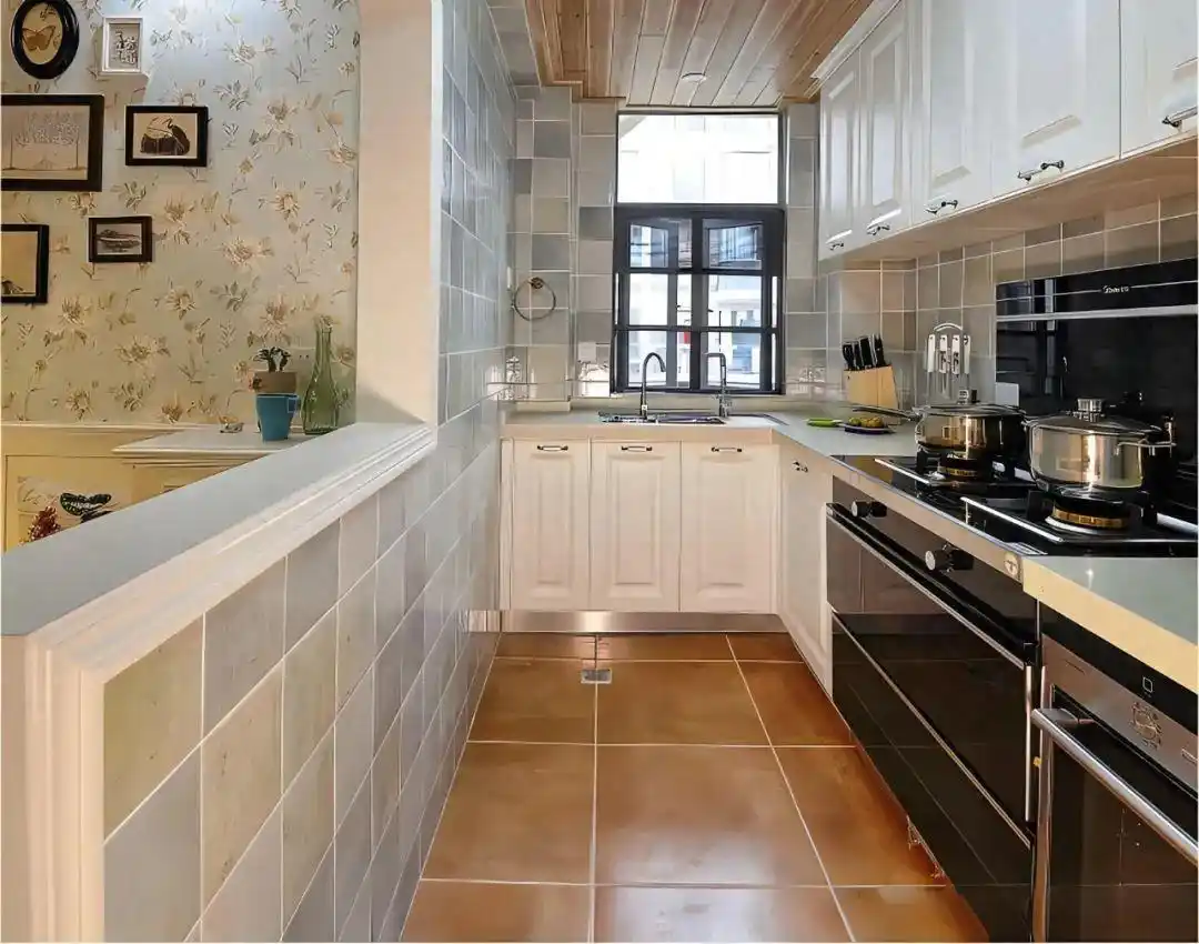 白色橱柜优缺点_橱柜巧克力板颜色大全_小厨房橱柜颜色选择