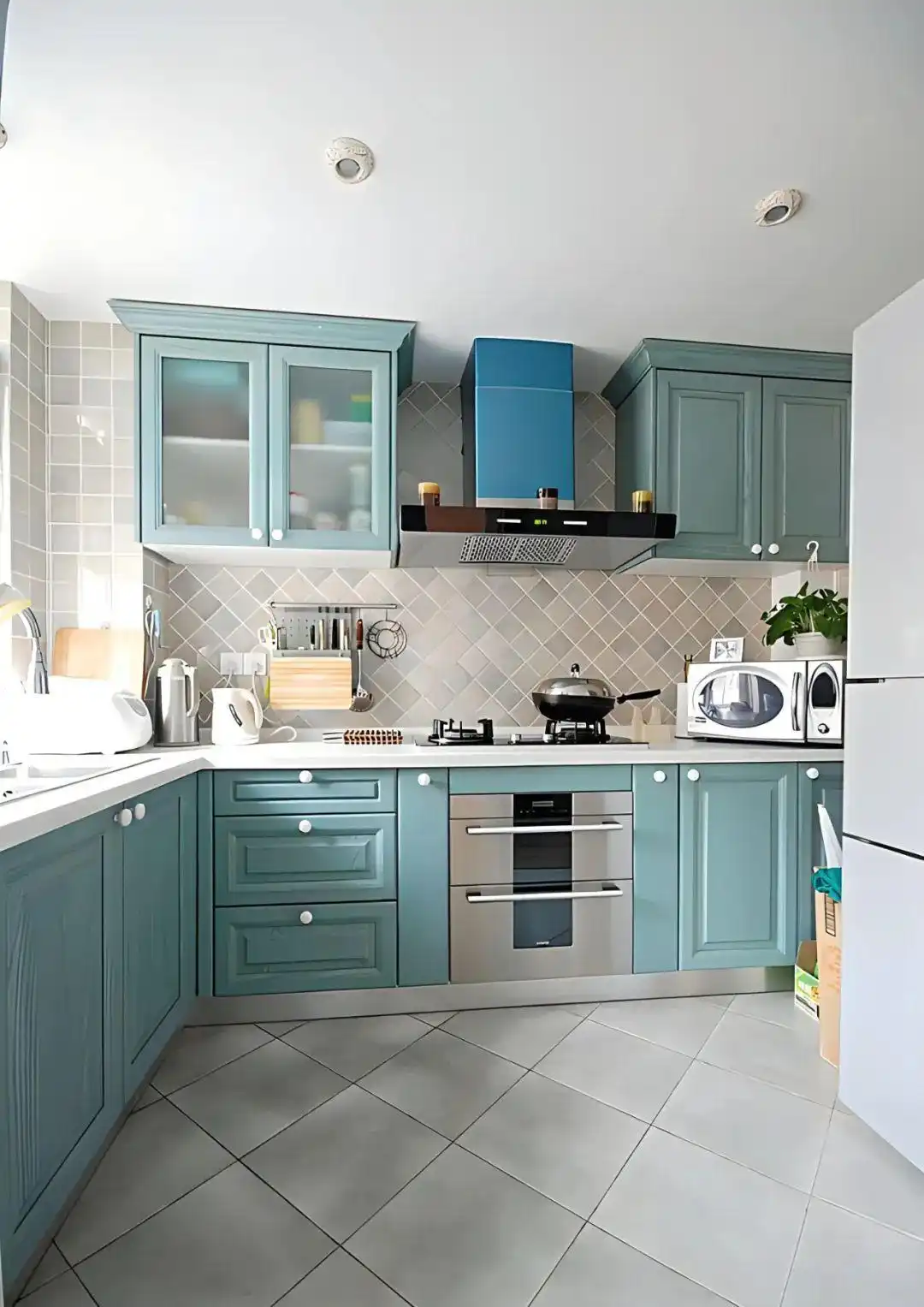 白色橱柜优缺点_小厨房橱柜颜色选择_橱柜巧克力板颜色大全