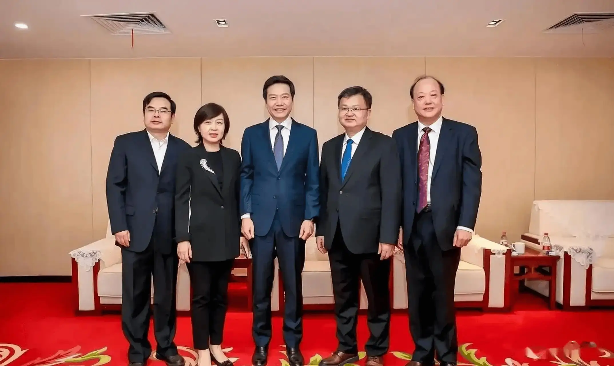 原来她就是雷军的妻子,怪不得做什么都能来财,娶一个贤妻旺三代(图8) 雷军妻子张彤_张彤投资人生_张彤是怎么认识雷军的