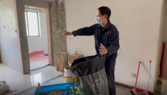 装修师傅_疫情期间独自坚守施工小区的装修师傅_疫情期间主动留下帮助防疫的装修师傅