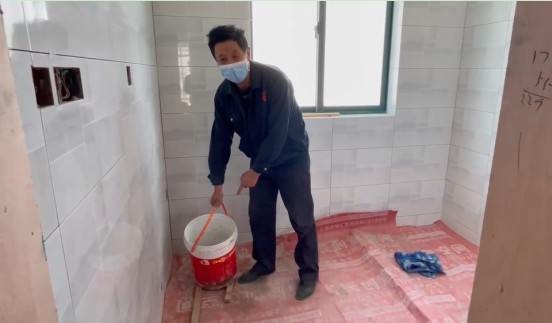 装修师傅_疫情期间独自坚守施工小区的装修师傅_疫情期间主动留下帮助防疫的装修师傅