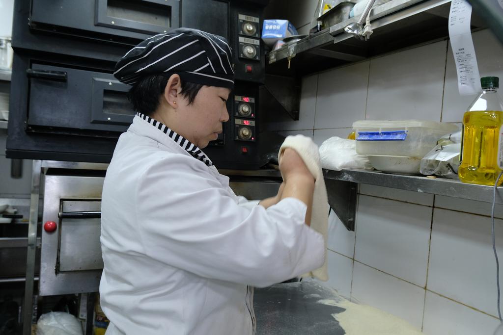 纪实 | 和园披萨店的“饼”上春秋(图2) 正宗意式披萨饼底配方_意式披萨手工制作方法_新出炉披萨加盟费