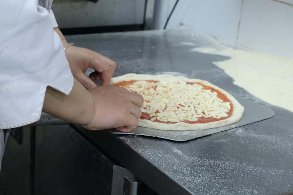 纪实 | 和园披萨店的“饼”上春秋(图3) 新出炉披萨加盟费_正宗意式披萨饼底配方_意式披萨手工制作方法