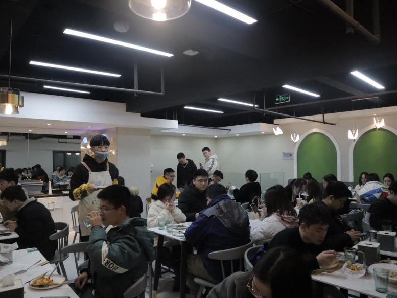 纪实 | 和园披萨店的“饼”上春秋(图6) 正宗意式披萨饼底配方_新出炉披萨加盟费_意式披萨手工制作方法