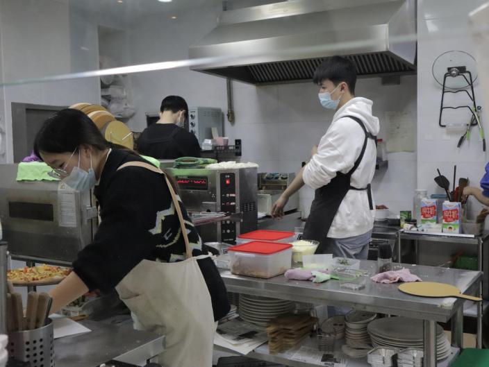 纪实 | 和园披萨店的“饼”上春秋(图7) 新出炉披萨加盟费_意式披萨手工制作方法_正宗意式披萨饼底配方