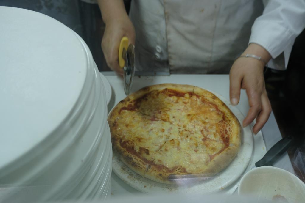 纪实 | 和园披萨店的“饼”上春秋(图8) 正宗意式披萨饼底配方_意式披萨手工制作方法_新出炉披萨加盟费