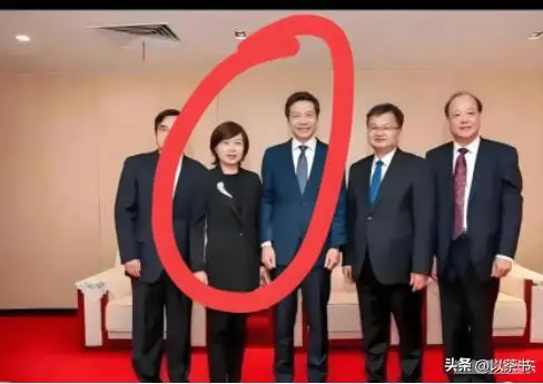 原来她就是雷军的妻子,怪不得做什么都能来财,娶一个贤妻旺三代(图17) 雷军张彤商业故事_小米汽车雷军退车风波_张彤是怎么认识雷军的