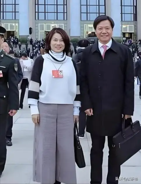 原来她就是雷军的妻子,怪不得做什么都能来财,娶一个贤妻旺三代(图26) 雷军张彤商业故事_小米汽车雷军退车风波_张彤是怎么认识雷军的
