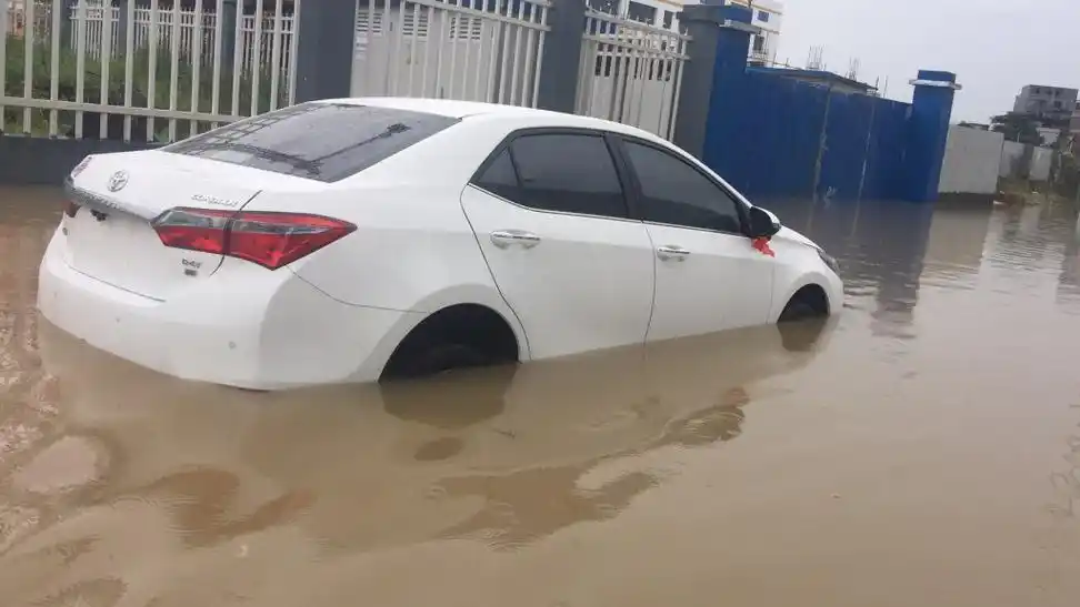 暴雨中车辆泡水应对与维修详细指南(图1) 水淹车怎么修理_暴雨后车辆泡水应对措施_泡水车专业维修与处理