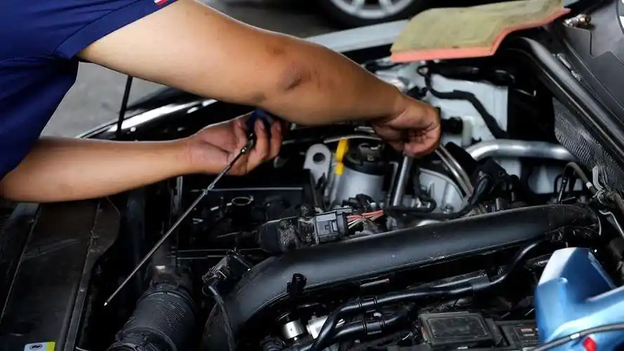 暴雨中车辆泡水应对与维修详细指南(图4) 水淹车怎么修理_泡水车专业维修与处理_暴雨后车辆泡水应对措施