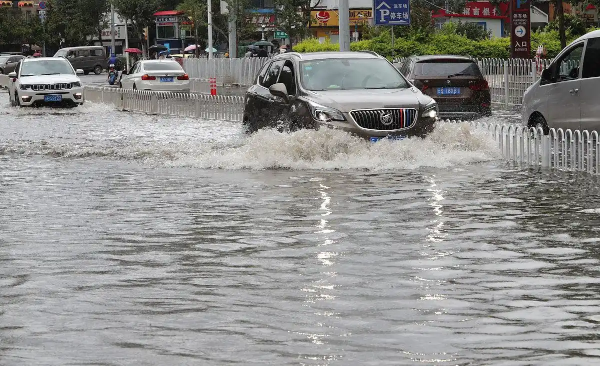 车子被水淹了怎么办?三步自救+保险避坑全指南(图1) 保险理赔避坑指南_水淹车救援方案_水淹车怎么修理