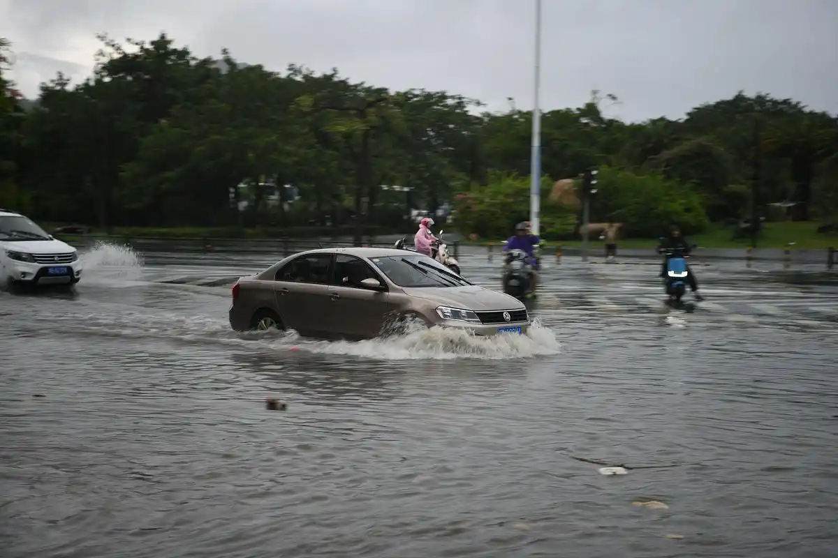 车子被水淹了怎么办?三步自救+保险避坑全指南(图2) 水淹车怎么修理_保险理赔避坑指南_水淹车救援方案