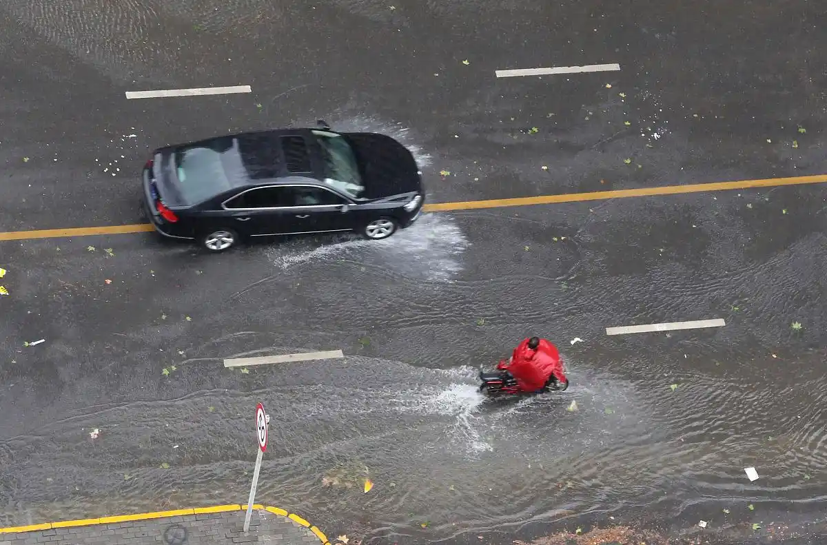 车子被水淹了?3步紧急处理法+保险理赔全攻略(图1) 保险理赔拒赔理由应对_水淹车怎么修理_车辆被淹后黄金救援时间表