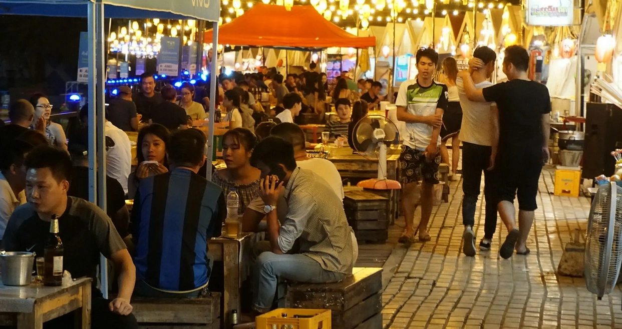 熬夜党最爱的四大夜宵,滋味香辣,好吃过瘾,看看有没有你喜欢的(图1) 晚上夜宵的图片大全_熬夜夜宵推荐 泡面烧烤螺蛳粉麻辣烫