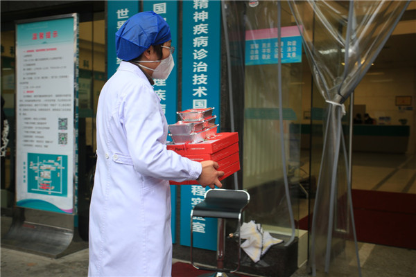 战“疫”必胜必胜客“无接触送餐” 为长沙提供暖心守护(图3) 必胜客疫情期间爱心送餐_湖南必胜客无接触送餐服务_长沙中南大学披萨