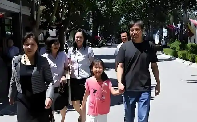 原来她就是雷军的妻子,怪不得做什么都能来财,娶一个贤妻旺三代(图7) 张彤是怎么认识雷军的_雷军张彤夫妻关系_雷军与张彤的爱情故事