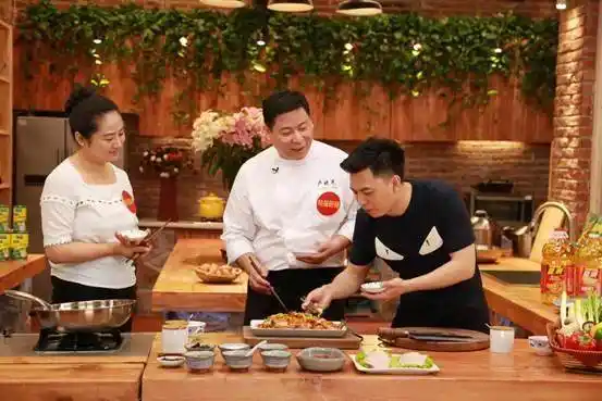 小丫厨房:没有锅也能做出美味烤鱼?教你用纸做佳肴(图1) 蚝油纸包鸡菜谱_油纸酸菜烤鱼做法_纸上烤鱼做法