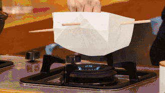 小丫厨房:没有锅也能做出美味烤鱼?教你用纸做佳肴(图2) 油纸酸菜烤鱼做法_纸上烤鱼做法_蚝油纸包鸡菜谱