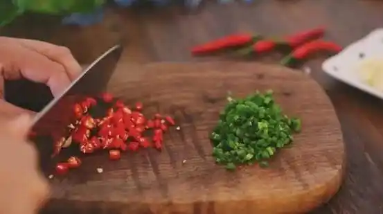 小丫厨房:没有锅也能做出美味烤鱼?教你用纸做佳肴(图13) 蚝油纸包鸡菜谱_纸上烤鱼做法_油纸酸菜烤鱼做法