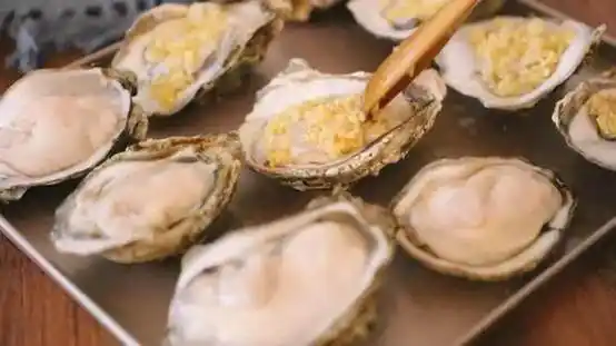 小丫厨房:没有锅也能做出美味烤鱼?教你用纸做佳肴(图15) 蚝油纸包鸡菜谱_纸上烤鱼做法_油纸酸菜烤鱼做法