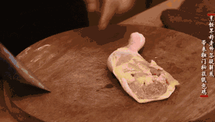 小丫厨房:没有锅也能做出美味烤鱼?教你用纸做佳肴(图6) 蚝油纸包鸡菜谱_纸上烤鱼做法_油纸酸菜烤鱼做法