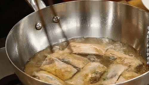 小丫厨房:没有锅也能做出美味烤鱼?教你用纸做佳肴(图8) 纸上烤鱼做法_蚝油纸包鸡菜谱_油纸酸菜烤鱼做法