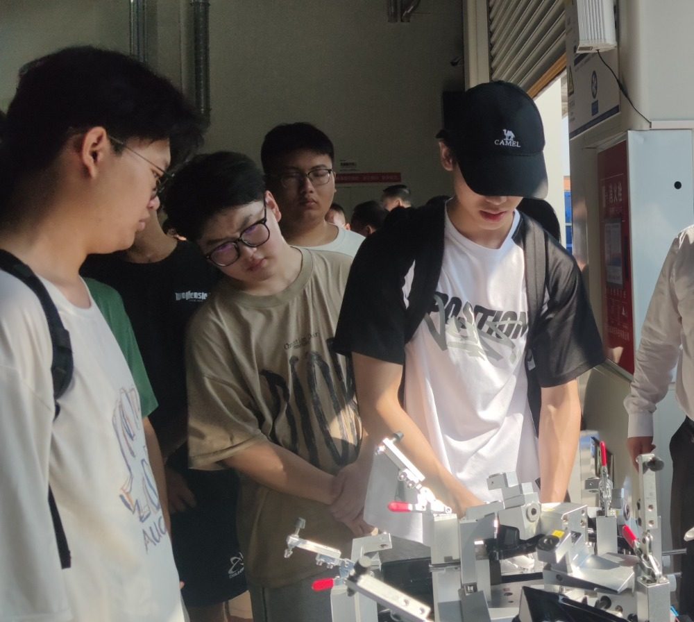 重庆启动十万大学生职业体验行动,邀你“沉浸式”入企实践!(图2) 重庆科创职业学院收货地址_合川高新区大学生职业体验_重庆十万大学生职业体验行动