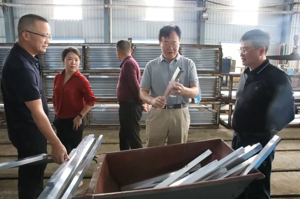 桂林电子科技大学校友会企业家代表到市工业园区考察(图2) 桂林电子科技大学校友会企业家代表来宾市工业园区考察_桂林电子科技大学大学生创业_广西来宾市工业园区招商引资政策