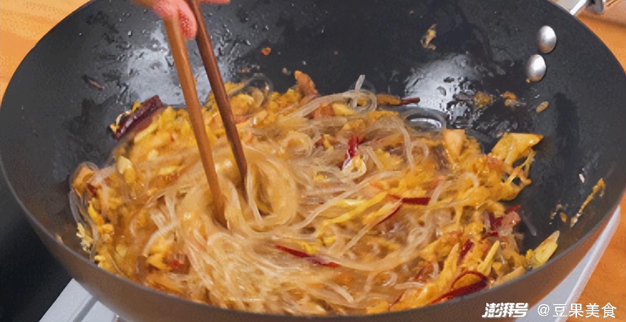 它俩炒一炒,香到邻居找,家里做了这道菜,一盆米饭都嫌少(图11) 酸菜炒粉条食谱_菜菜的美食日记_渍菜粉做法