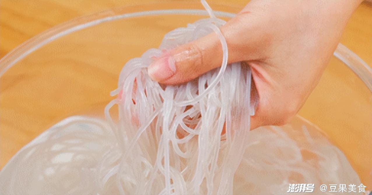 它俩炒一炒,香到邻居找,家里做了这道菜,一盆米饭都嫌少(图5) 菜菜的美食日记_渍菜粉做法_酸菜炒粉条食谱