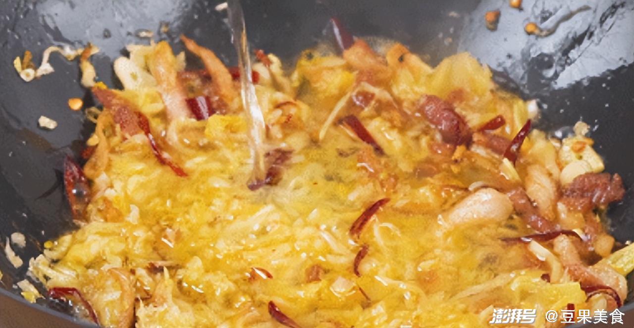 它俩炒一炒,香到邻居找,家里做了这道菜,一盆米饭都嫌少(图9) 渍菜粉做法_菜菜的美食日记_酸菜炒粉条食谱