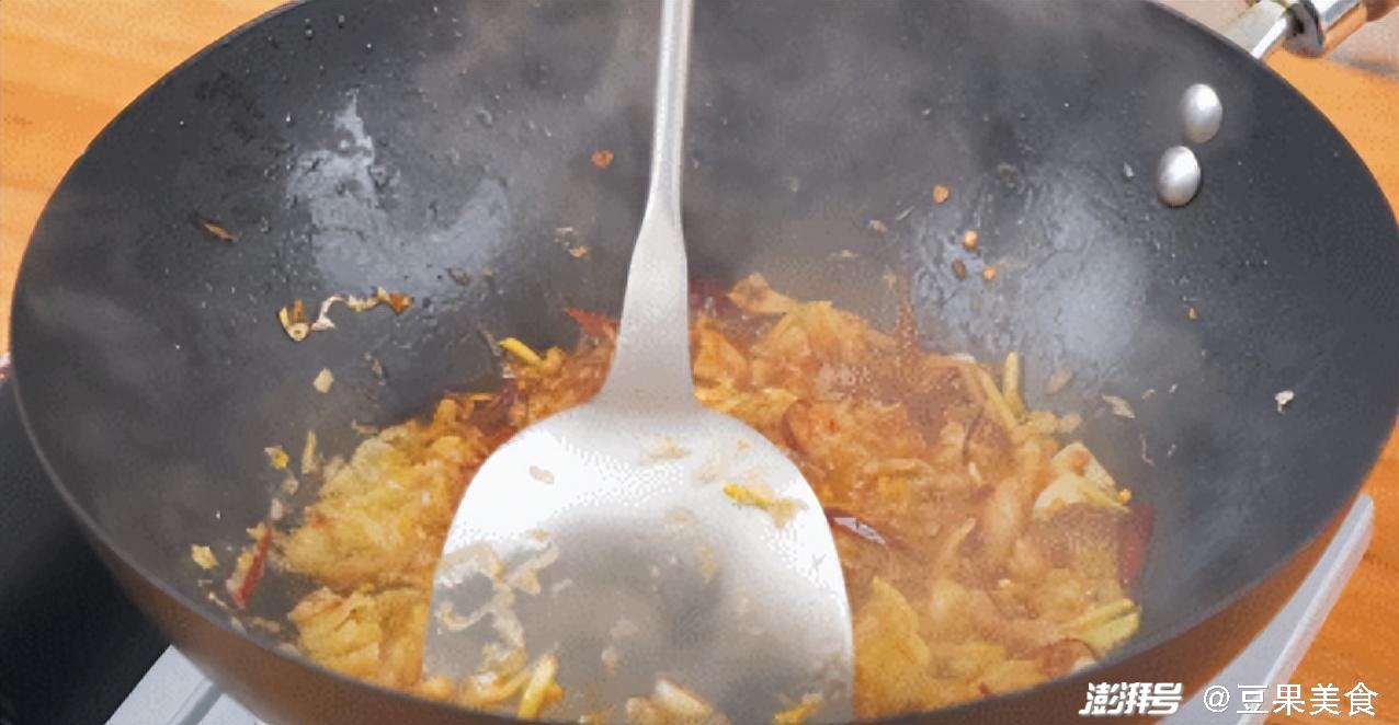 它俩炒一炒,香到邻居找,家里做了这道菜,一盆米饭都嫌少(图10) 菜菜的美食日记_酸菜炒粉条食谱_渍菜粉做法