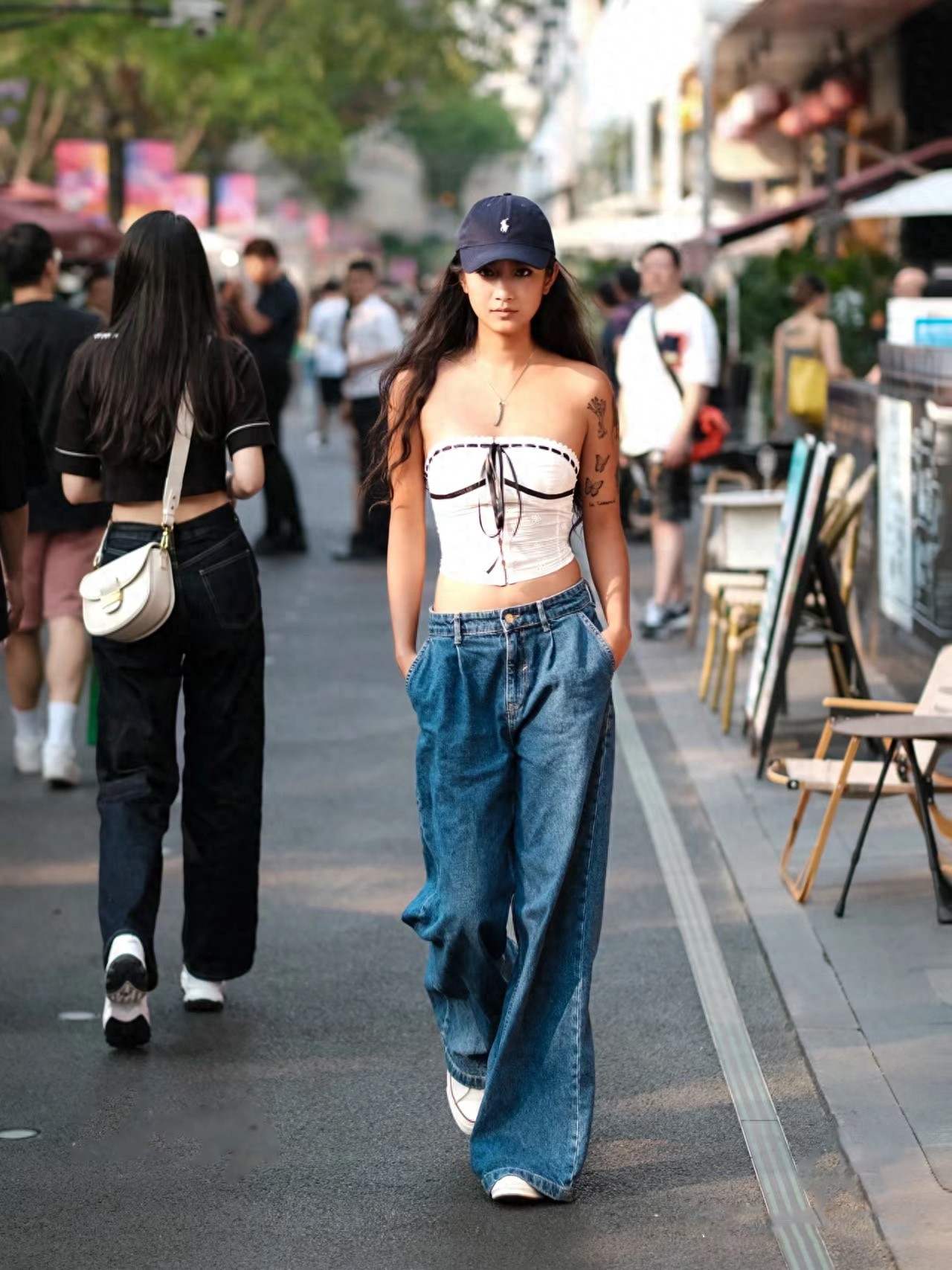 成都太古里性感穿搭_打破美丽羞耻症时尚街拍_街拍小区阳台晾内衣