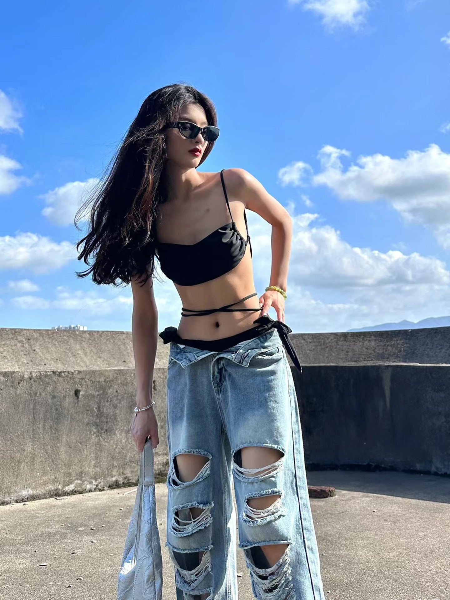 打破美丽羞耻症时尚街拍_成都太古里性感穿搭_街拍小区阳台晾内衣