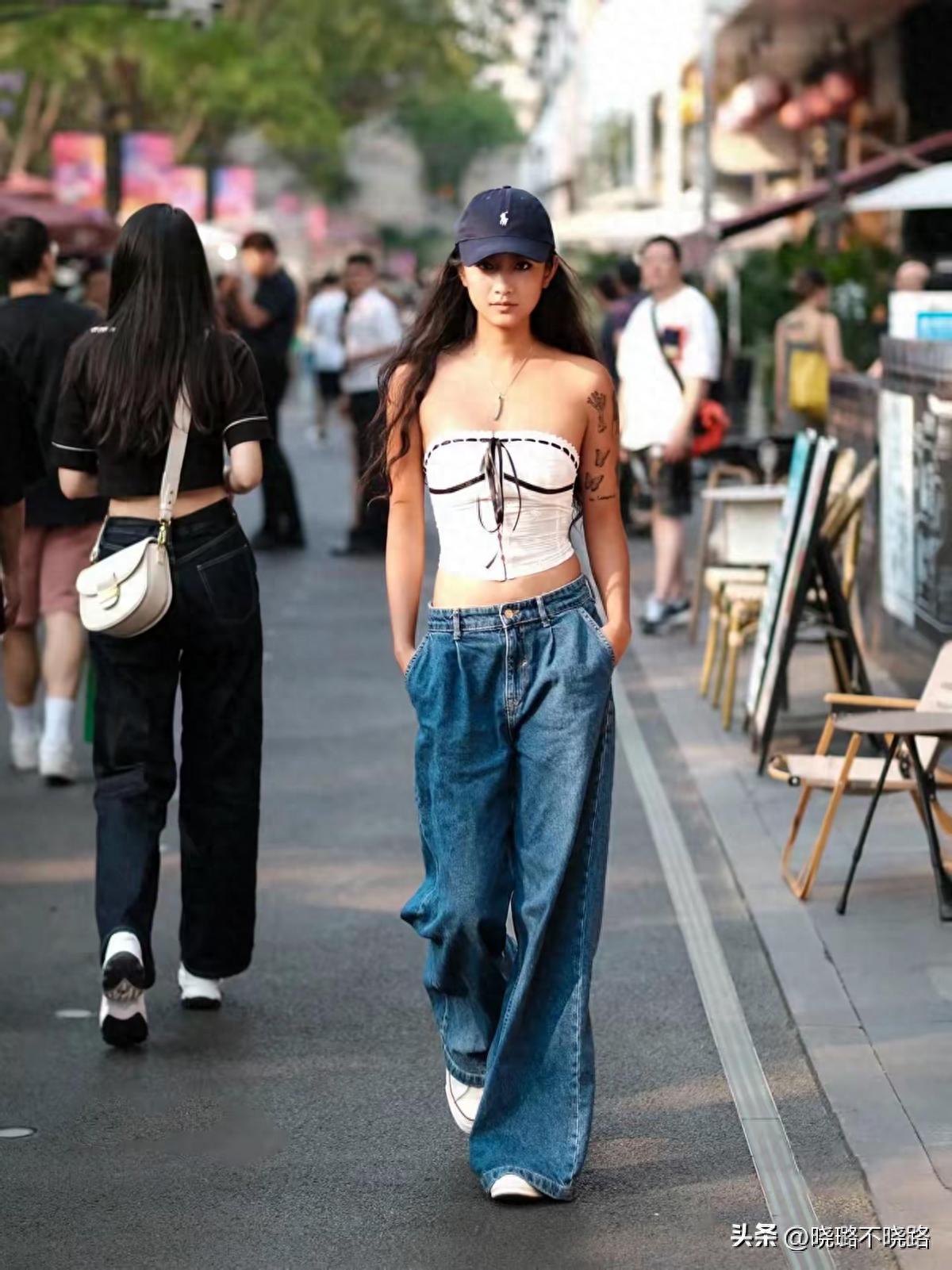 被成都太古里街拍惊艳了!不是胸衣外穿、就是内裤外露,太前卫了(图1) 胸衣外穿内裤外露时尚穿搭_成都太古里女生穿搭_街拍小区阳台晾内衣