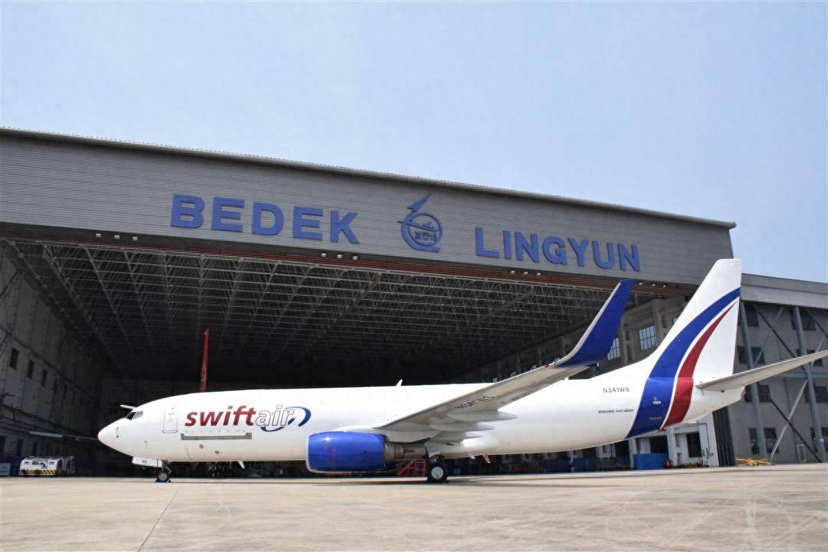 美国一波音飞机在宜昌改装后交付出境 通过保税维修节省成本900余万元(图1) 贝迪克凌云飞机维修_波音737-800客改货维修_飞机维修公司