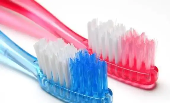 旧牙刷别扔,简单一烤,家里的清洁难题全搞定(图1) 旧牙刷妙用_烧烤刷子用牙刷_清洁杯子水龙头厨房