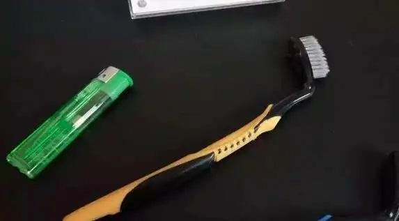 旧牙刷别扔,简单一烤,家里的清洁难题全搞定(图3) 烧烤刷子用牙刷_旧牙刷妙用_清洁杯子水龙头厨房