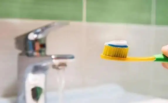 旧牙刷别扔,简单一烤,家里的清洁难题全搞定(图4) 旧牙刷妙用_清洁杯子水龙头厨房_烧烤刷子用牙刷