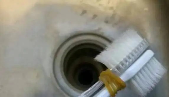 旧牙刷别扔,简单一烤,家里的清洁难题全搞定(图5) 清洁杯子水龙头厨房_旧牙刷妙用_烧烤刷子用牙刷