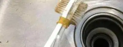 旧牙刷别扔,简单一烤,家里的清洁难题全搞定(图6) 清洁杯子水龙头厨房_烧烤刷子用牙刷_旧牙刷妙用