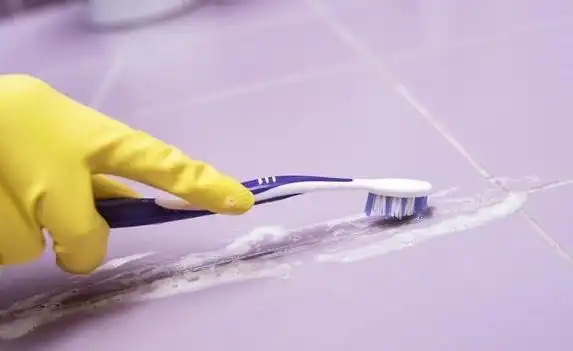 旧牙刷别扔,简单一烤,家里的清洁难题全搞定(图7) 烧烤刷子用牙刷_清洁杯子水龙头厨房_旧牙刷妙用