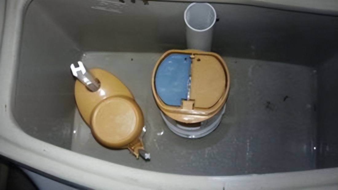 卫生间水箱漏水怎么维修?快来学习一波!(图4) 卫生间水箱漏水原因及维修方法_卫生间水箱密封垫老化维修_汽车水箱盖更换