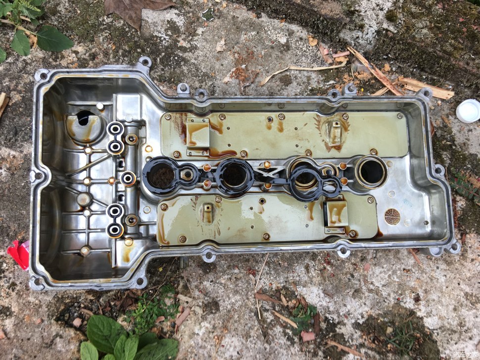 别克凯越2013款1.5手动自己更换气门室盖垫(图3) 凯越16万公里保养经验_手动档凯越气门室盖垫更换教程_汽车水箱盖更换